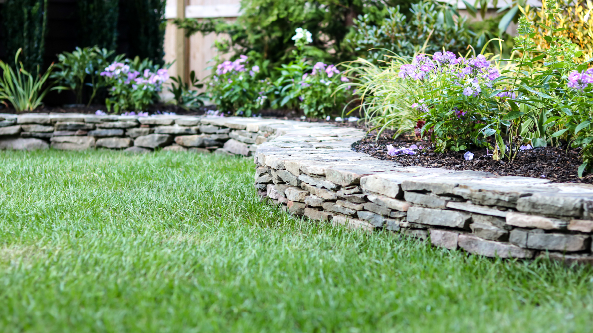 CUSTOM STONE AND HARDSCAPING