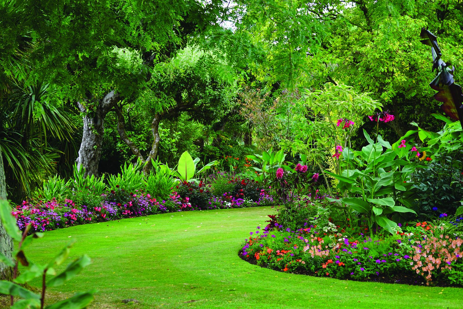 Lush garden design by The Narrow Lane
